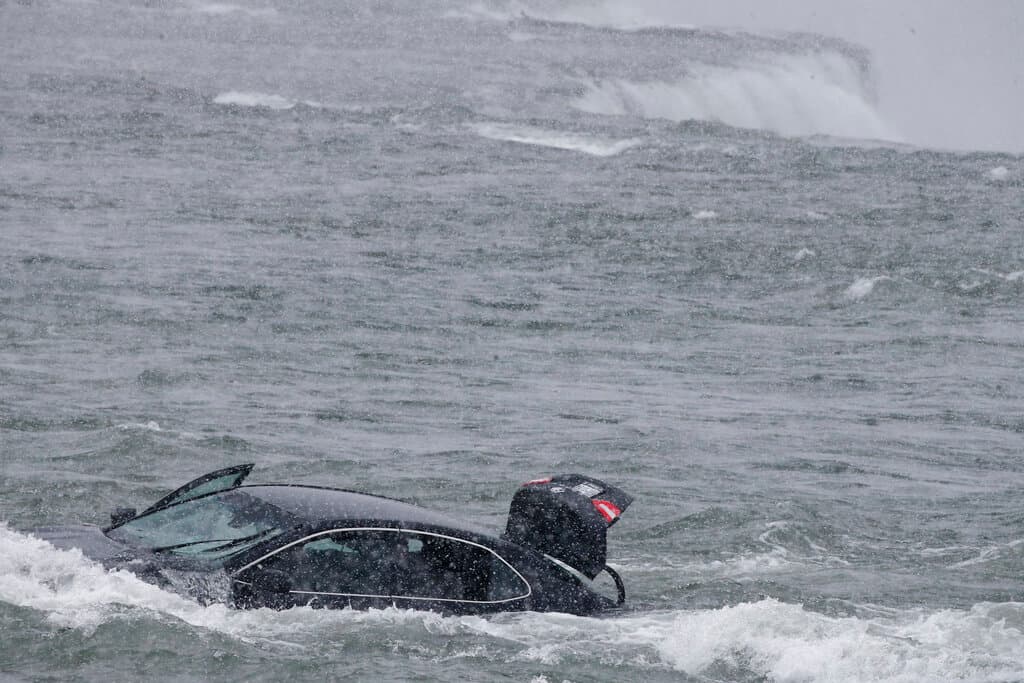 La emergencia comenzó a las 11:50 de la mañana, hora local, cuando se reportó que un carro negro iba río abajo, rumbo a la caída de las 
<b>American Falls</b>, la parte de las Cataratas del Niágara que está localizada en Nueva York. Las autoridades locales reportaron el uso de drones para saber si había personas en el carro.