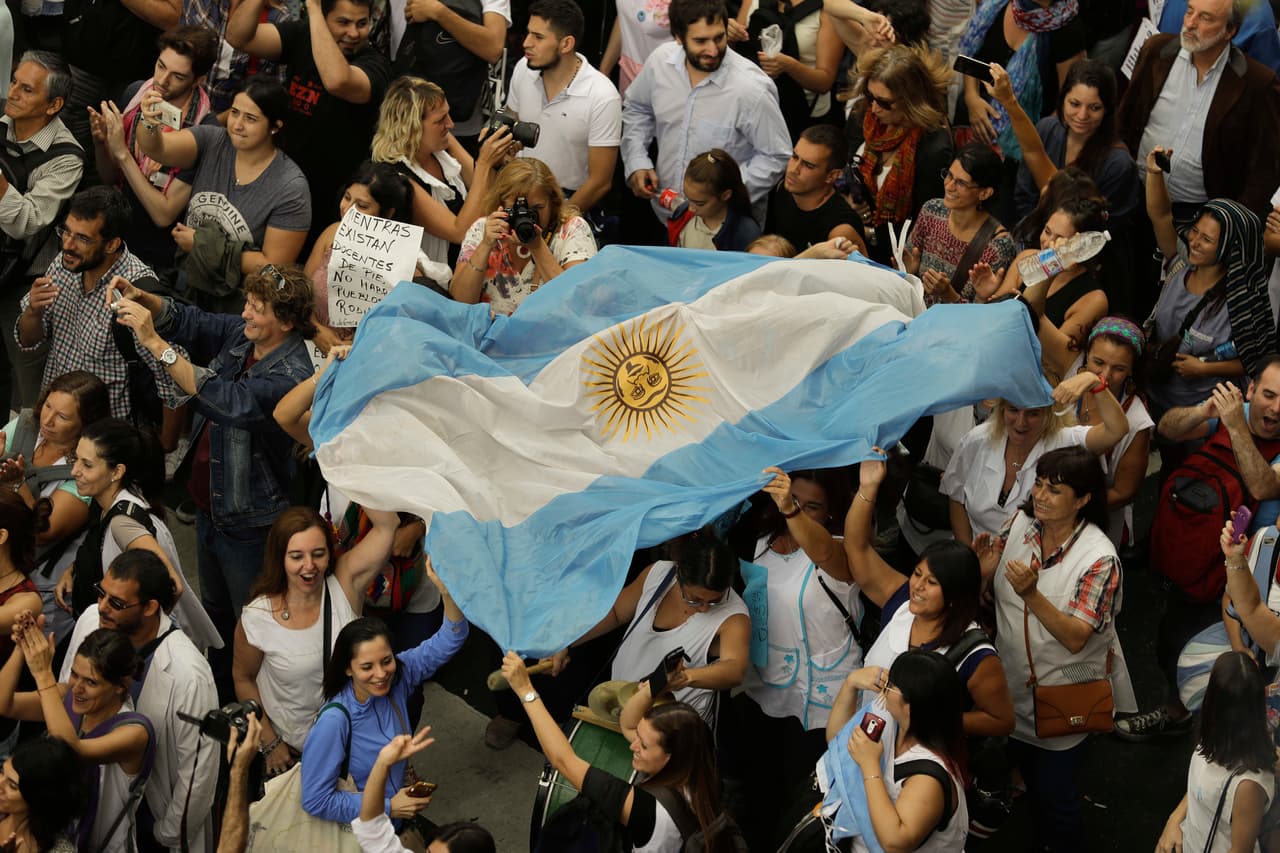 Argentina — Los Ángeles | 
<a href="http://clang.cancilleria.gov.ar" target="_blank">Sitio web</a>
<br>5055 Wilshire Boulevard Suite 210
<br>Los Ángeles CA 90036
<br>Teléfono: (323) 954 9155
<br>Correo: secon_clang@mrecic.gov.ar