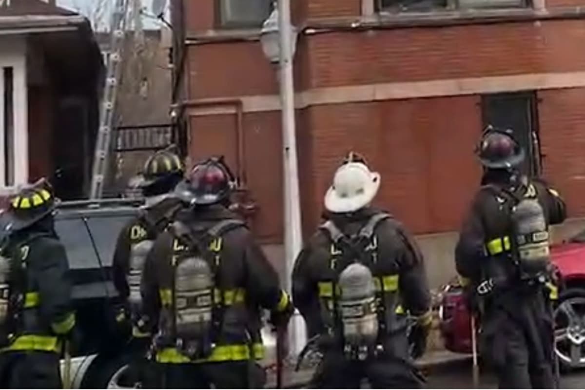 Los bomberos combatieron las llamas que comenzaron a propagarse por todo el inmueble afectando varios apartamentos.