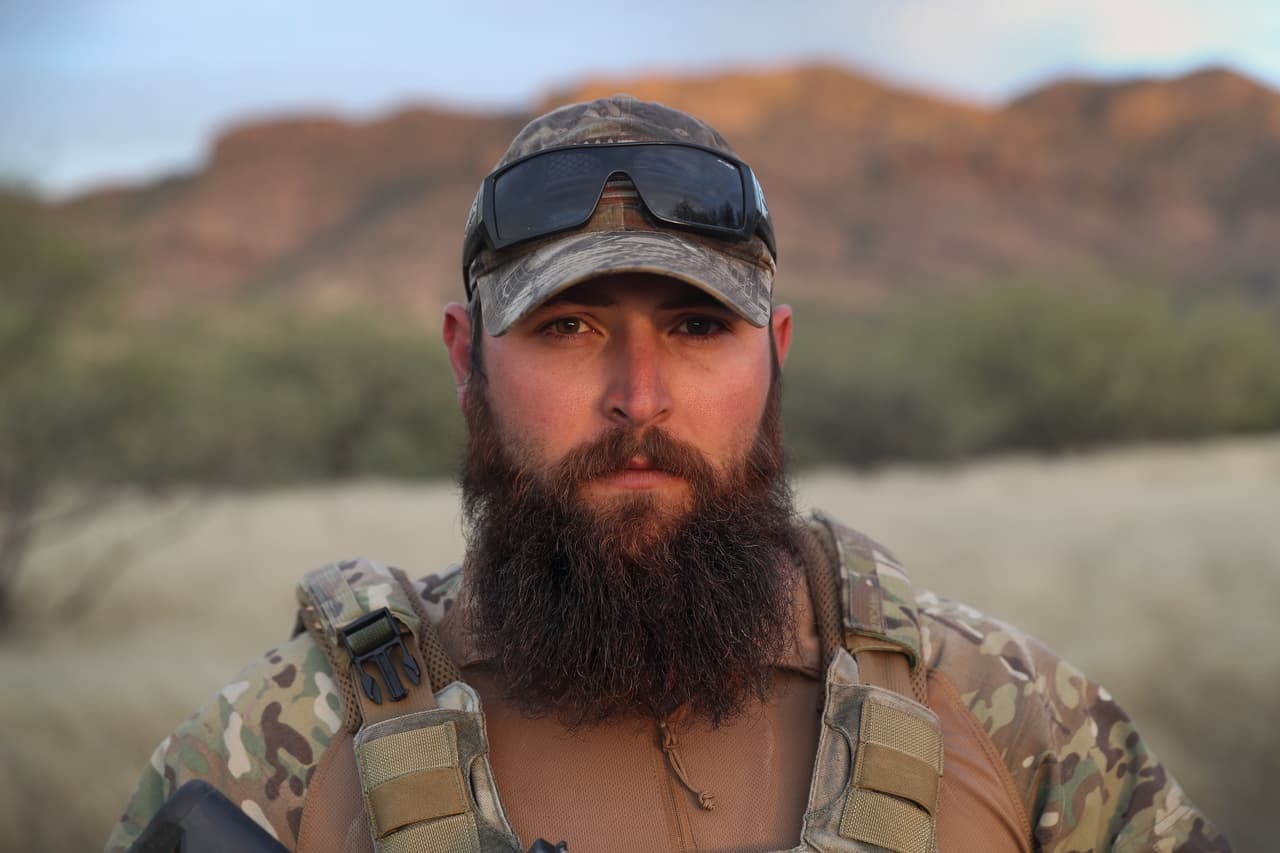 Chris, veterano militar de 30 años, en el campamento del Arizona Border Recon.