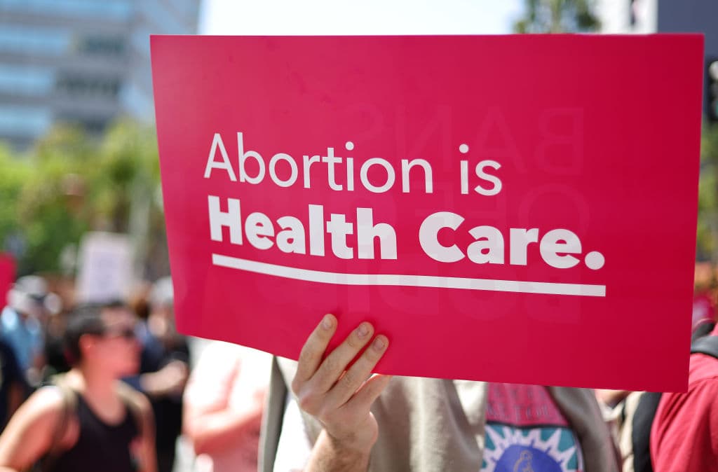 Un año del fin de Roe vs. Wade: ¿qué ha cambiado desde entonces y cuál es el escenario actual del aborto en EEUU?