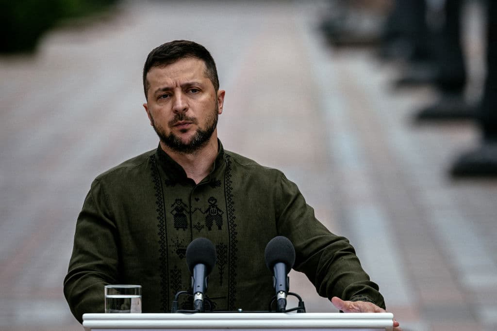 <b>Ucrania luchará "hasta el final" contra la invasión rusa sin hacer "ninguna concesión o compromiso", afirmó este miércoles el presidente ucraniano, Volodymyr Zelensky, </b>en un mensaje por el Día de la Independencia del país. "Nos hemos mantenido firmes durante seis meses. Es duro, pero hemos apretado los puños y luchamos por nuestro destino...
<b>Para nosotros Ucrania es toda Ucrania. Las 25 regiones, sin ninguna concesión"</b>, aseguró.