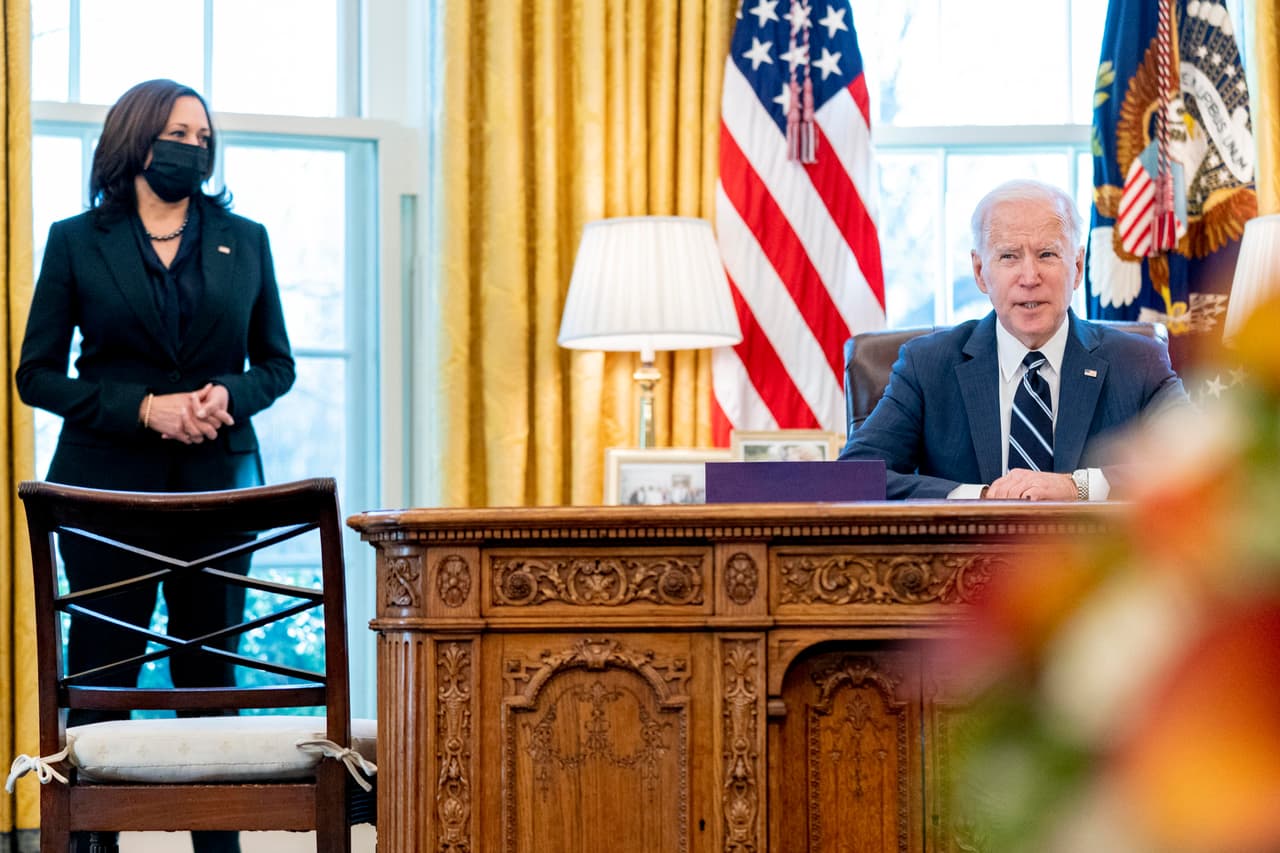 El presidente Biden convierte en ley el masivo paquete de estímulo