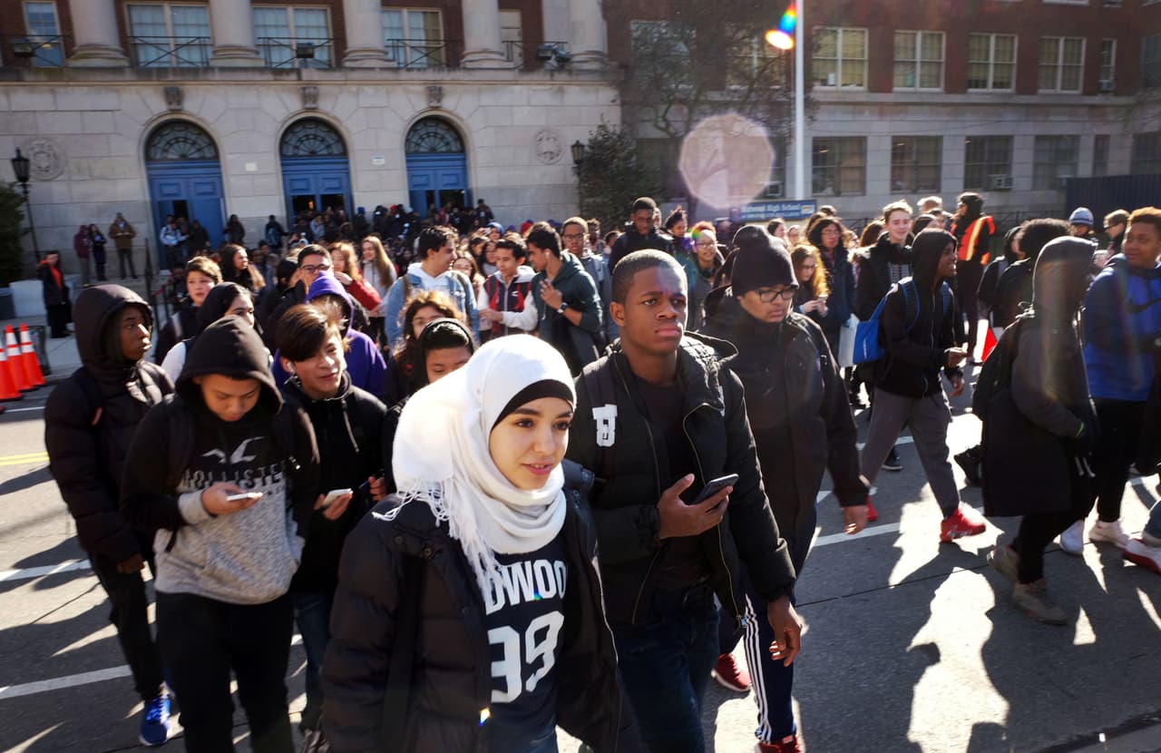 <b>Brooklyn, Nueva York. </b>Cientos de estudiantes abandonan las clases en la secundaria Midwood High School Brooklyn.