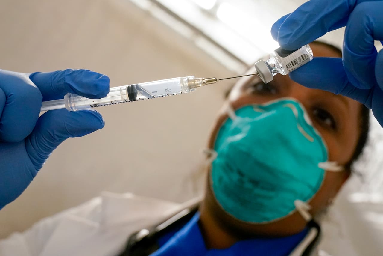 ¿Te inyectan un microchip y el virus vivo? Verificamos 5 mitos populares sobre las vacunas contra el covid-19