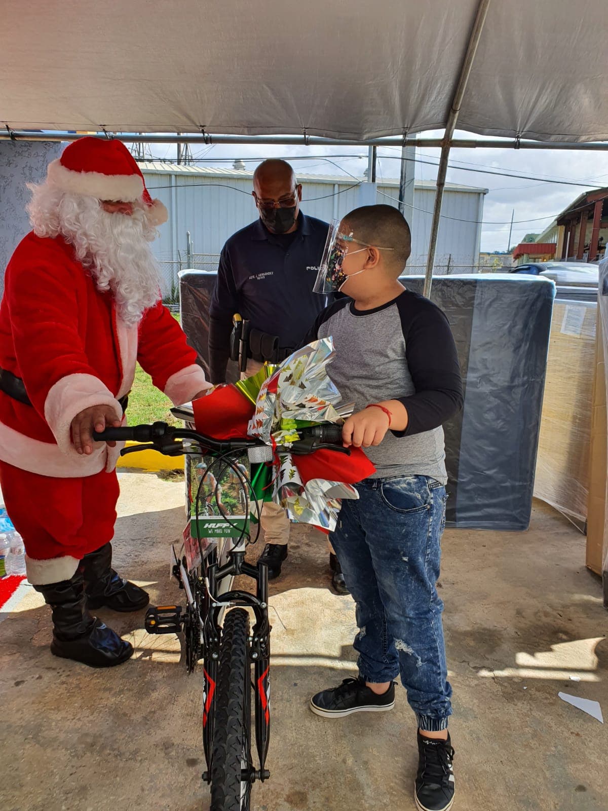 Santa Claus le hizo una visita a los niños quebradillanos.