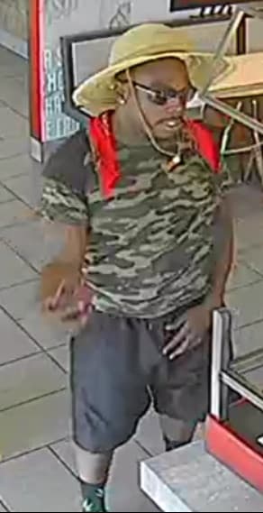 El sospechoso vestía unas bermudas negras y una camiseta camuflada.