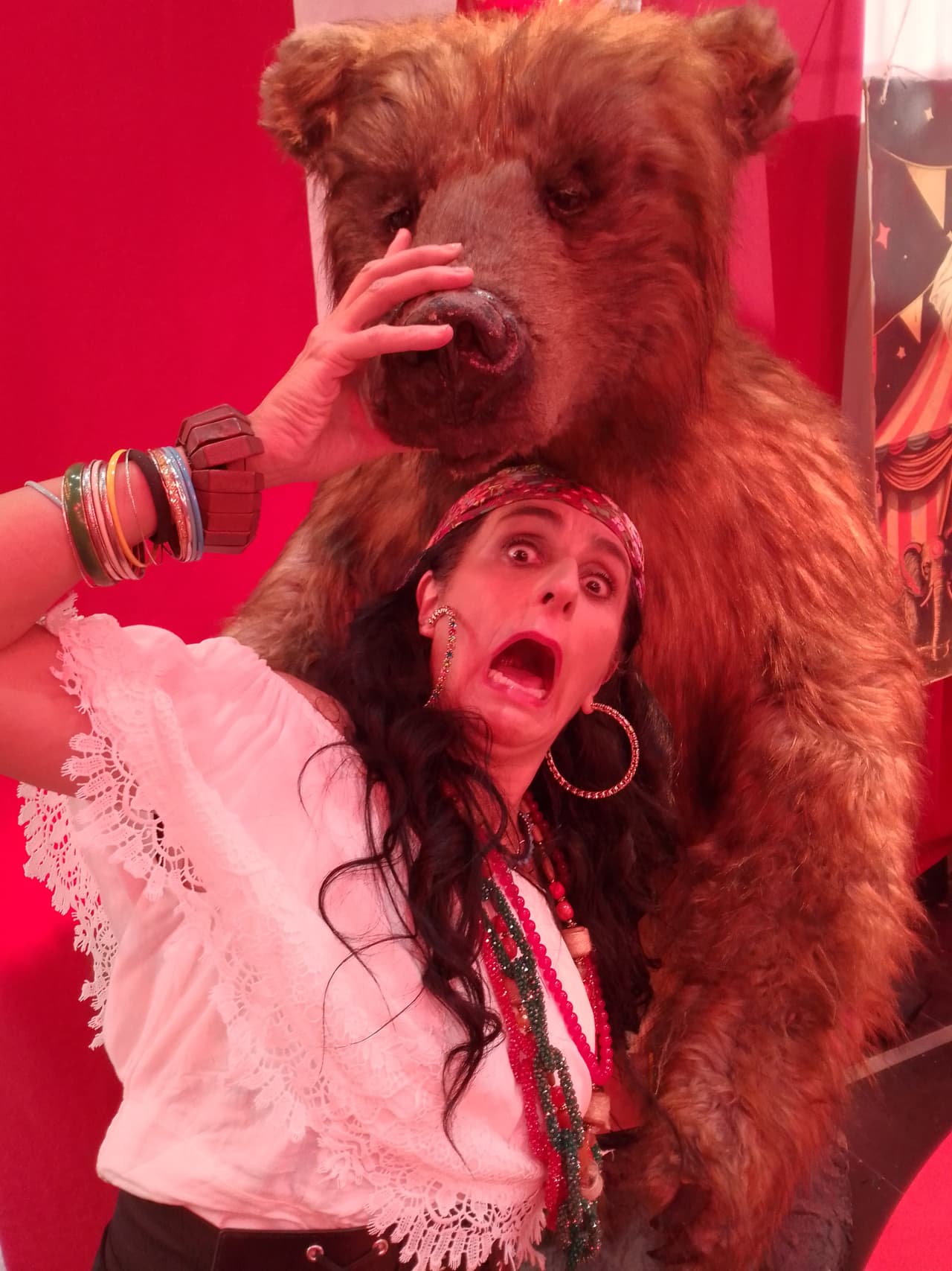 Bárbara Torres se divirtió de lo lindo con la figura de un enorme oso.