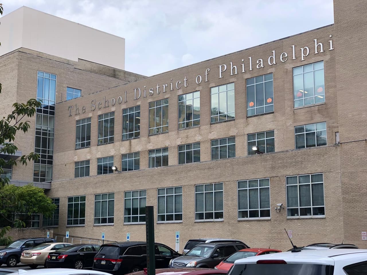 <b>CREANDO EL PLAN</b>
<br>Los 
<a href="https://www.univision.com/local/philadelphia-wuvp/esta-es-la-consideracion-mas-importante-para-que-los-estudiantes-del-distrito-escolar-de-filadelfia-regresen-a-clases-presenciales">funcionarios del distrito dijeron que desarrollaron el plan </a>utilizando comentarios de familias, estudiantes, personal, miembros de la comunidad, expertos en salud, líderes de la ciudad, la Federación de Maestros de Filadelfia y ayuntamientos.
<br>
<br>El plan del distrito se guió por un conjunto de principios: salud y seguridad, instrucción continua de alta calidad, equidad educativa, toma de decisiones basada en datos, flexibilidad y comunicación precisa y oportuna.
<br>
