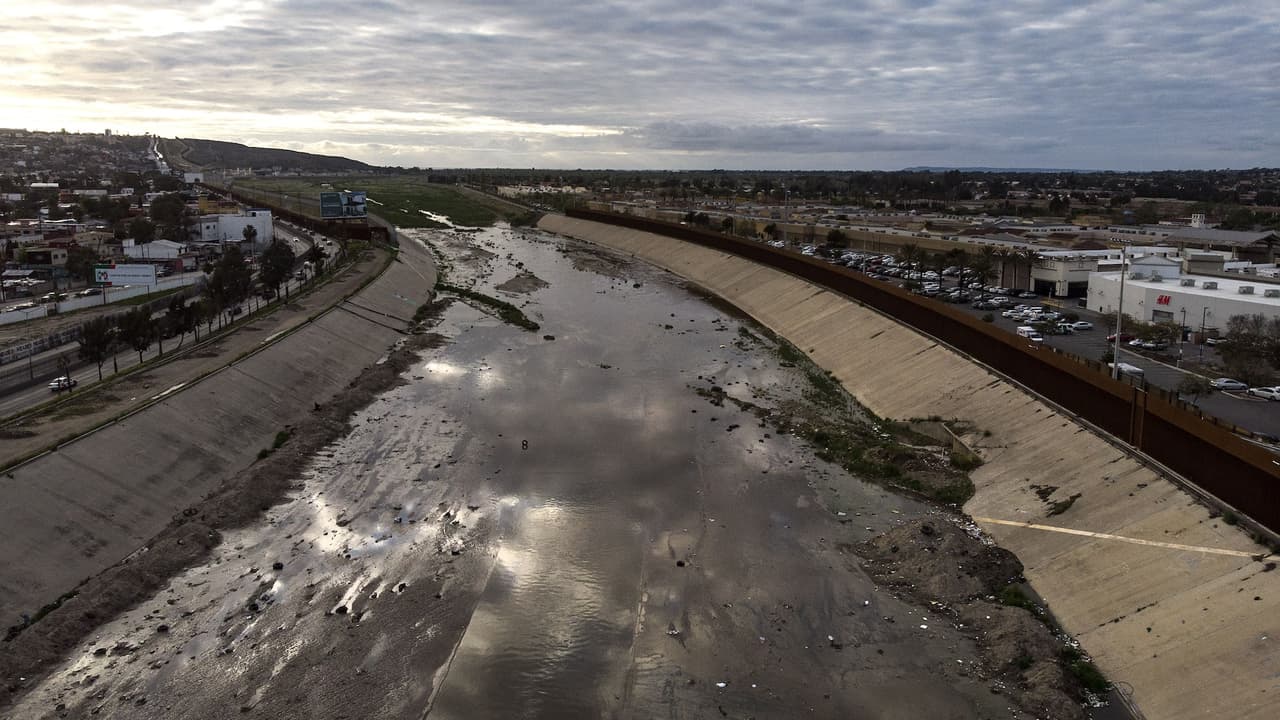 Construyen puente sobre el río Tijuana como parte del muro fronterizo: México acusa violación a tratado internacional