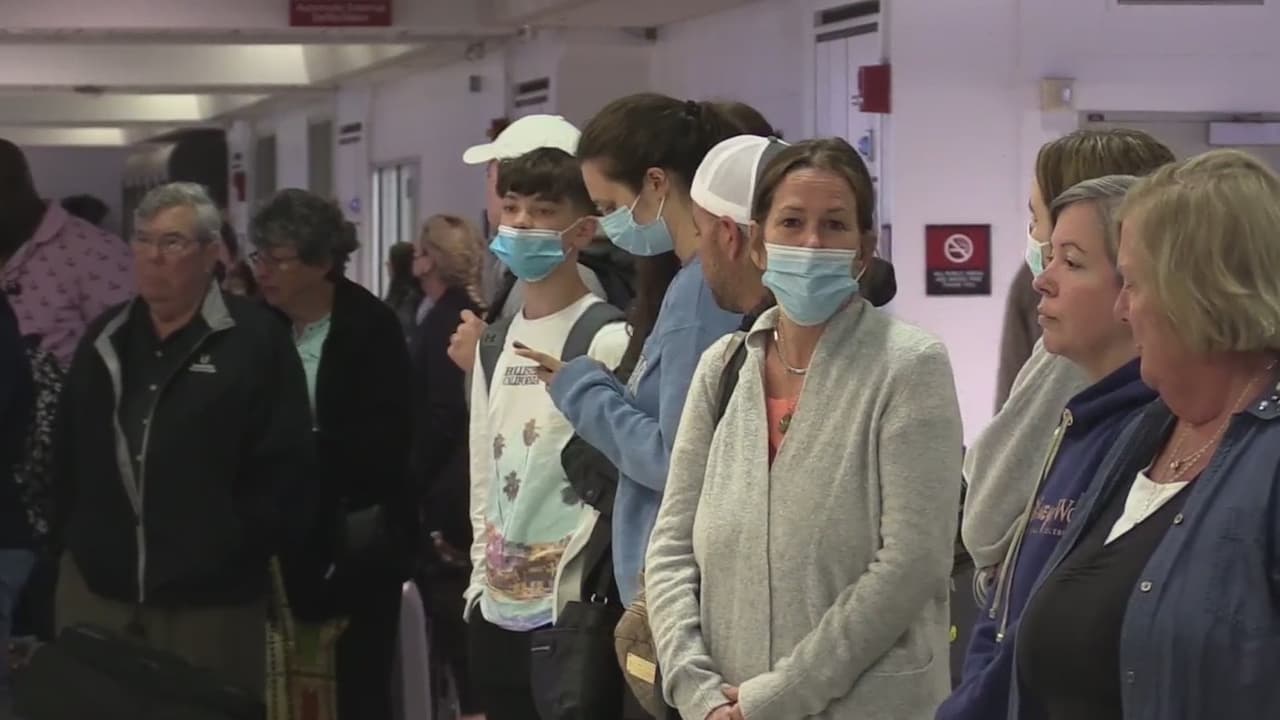 <b>¿Necesito usar una máscara en el aeropuerto de PHL? </b>Sí. Se requieren máscaras dentro de todas las terminales del aeropuerto. PHL dice que esto está de acuerdo con los requisitos de mascarillas para interiores de Filadelfia.