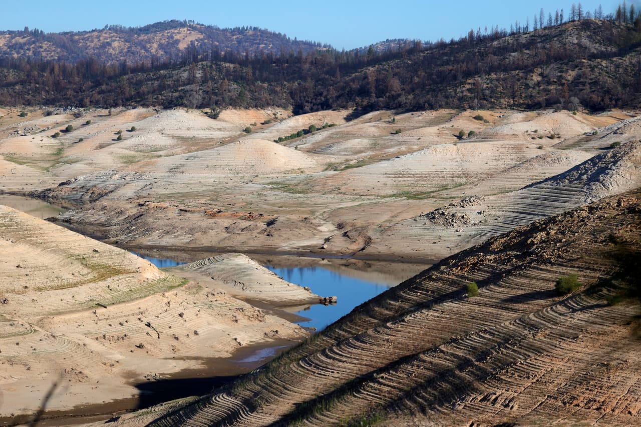 <b>La sequía preocupante en California. </b>
<br>
<br>El bajo nivel del agua en el lago Oroville, a 28% de su capacidad el 22 de julio. California ha estado este año en emergencia por la sequía extrema, lo que ha obligado a las autoridades a 
<a href="https://www.univision.com/noticias/medio-ambiente/sequia-cambio-climatico-oeste-eeuu-fotos-fotos"><u>organizar racionamientos de agua y energía eléctrica sin precedentes.</u></a>