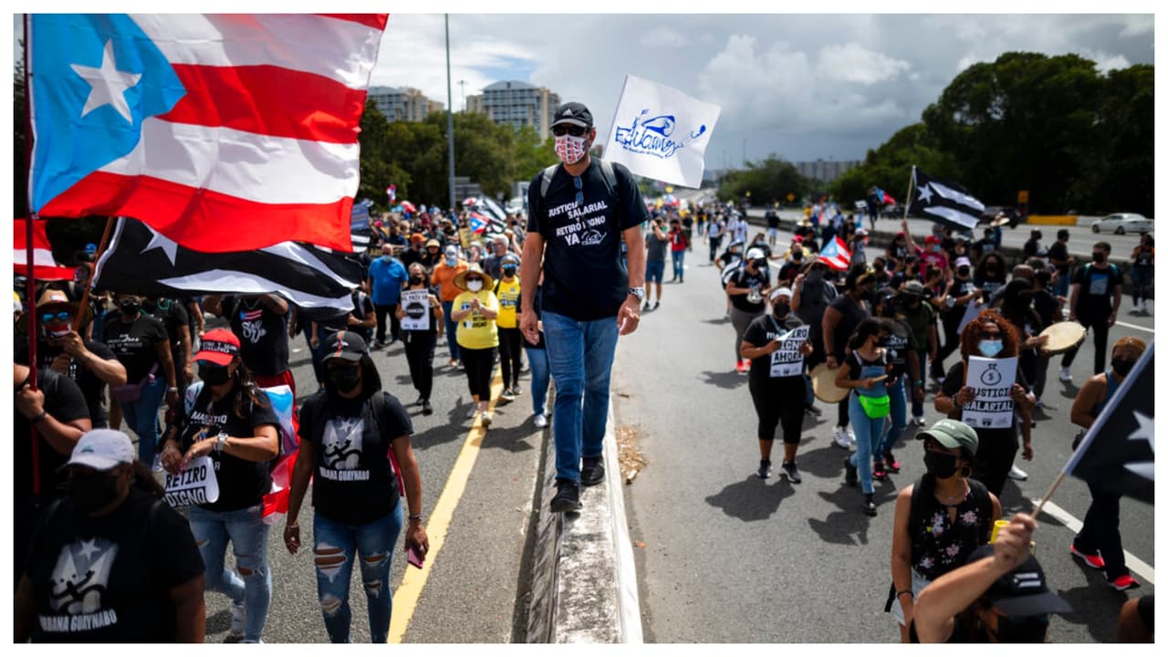 Los empleados públicos cerraron las calles de la capital de Puerto Rico el viernes para exigir mejores salarios y pensiones.