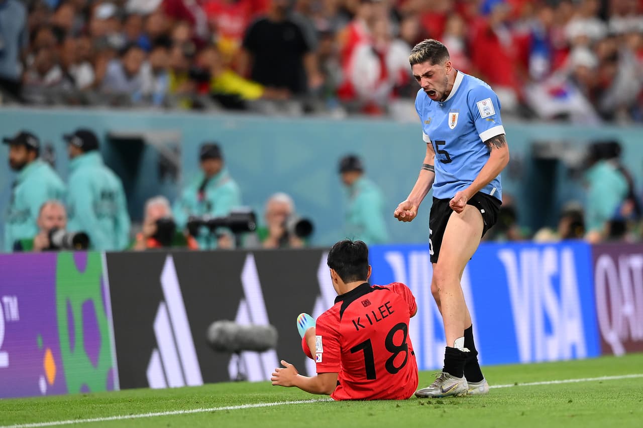<h3 class="cms-H3-H3">9. Uruguay</h3>
<br>
<br>⚽ 
<b>Valor de la plantilla: </b>$608 millones.
<br>
<br>⚽
<b> Jugador más caro:</b> Federico Valverde.
<br>
<br>⚽
<b> Costo de transferencia de su jugador más caro: </b>$127 millones.
<br>