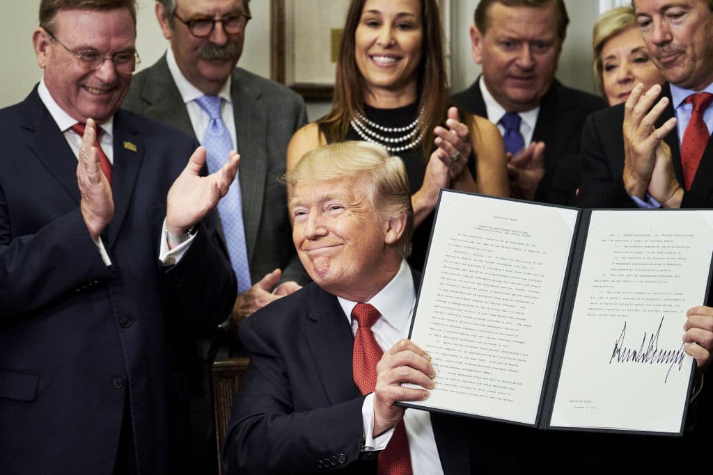 Trump propone nuevas reglas para que pequeñas empresas ofrezcan planes de seguro menos completos que los que garantizaba Obamacare