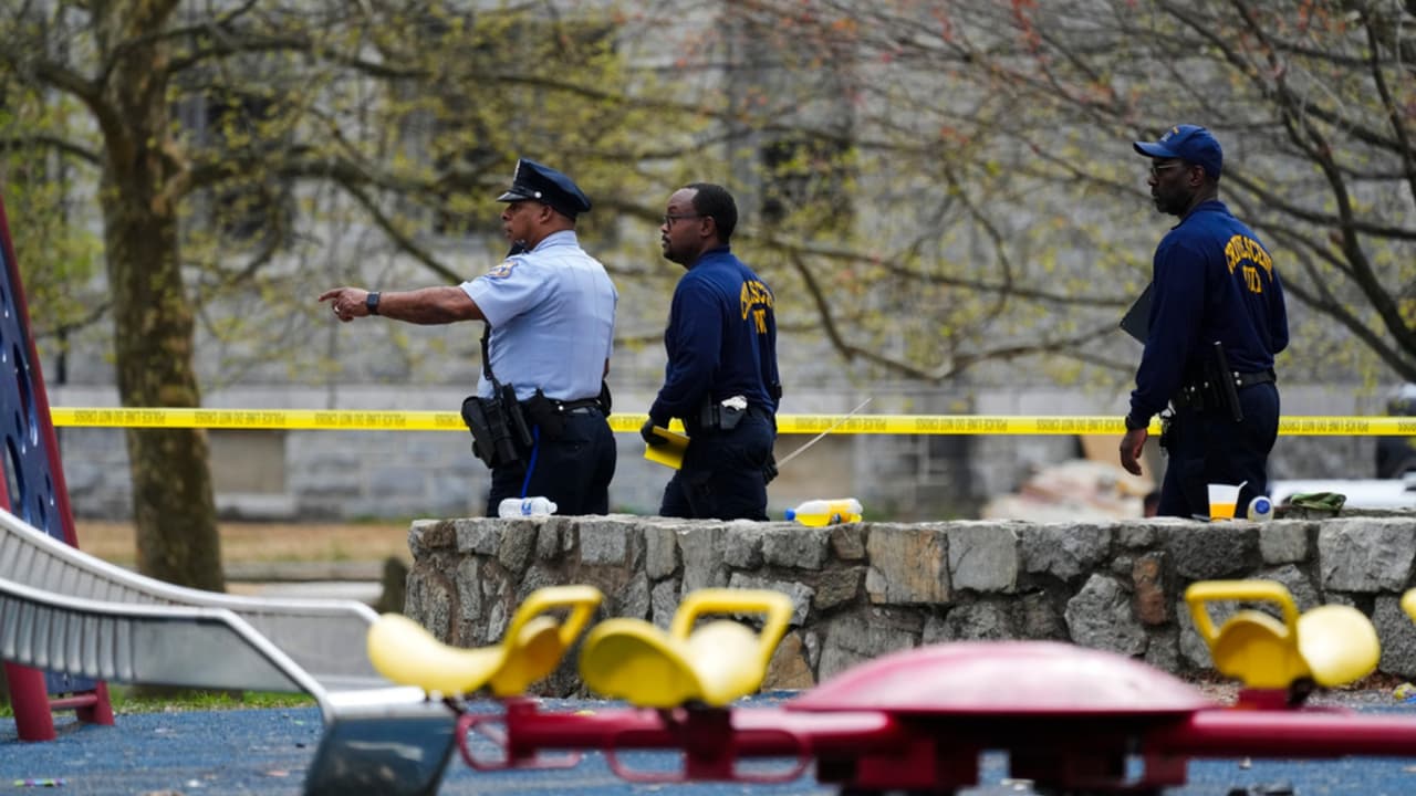 Dos grupos estaban disparándose entre sí, provocando el pánico en la gente cercana al punto. Seguidamente, hubo un fuerte despliegue policial en el área de 
<b>48th y Girard</b>, donde 
<b>se concentraron muchas personas</b>, pues 
<b>mesas y sillas </b>quedaron tiradas en el sitio.