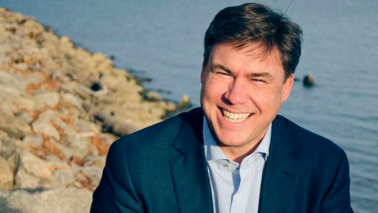 <b>Mike Dubke</b>, anterior director de comunicaciones de la Casa Blanca, 
<b><a href="http://www.univision.com/noticias/politica/dimite-mike-dubke-director-de-comunicaciones-de-la-casa-blanca">dimitió el 18 de mayo del 2017</a></b>,
<b> </b>aunque la noticia no se conoció hasta finales del mismo mes. Dubke decidió no seguir en el puesto tan solo tres meses después de haber sido designado. Estuvo
<b> 86 días </b>en la administración Trump.