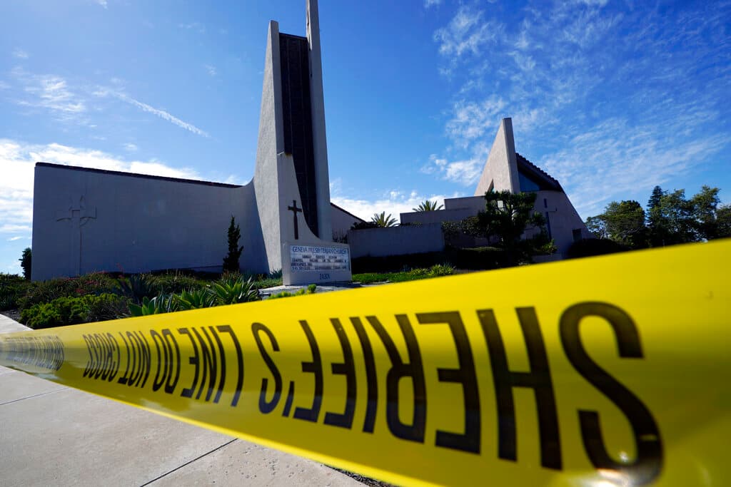 Los funcionarios del alguacil dijeron que Chou portaba unos artefactos incendiarios similares a cócteles Molotov. Spitzer dijo que cree que Chou tenía la intención de matar a todos dentro de la iglesia, luego explotar y quemar el edificio.