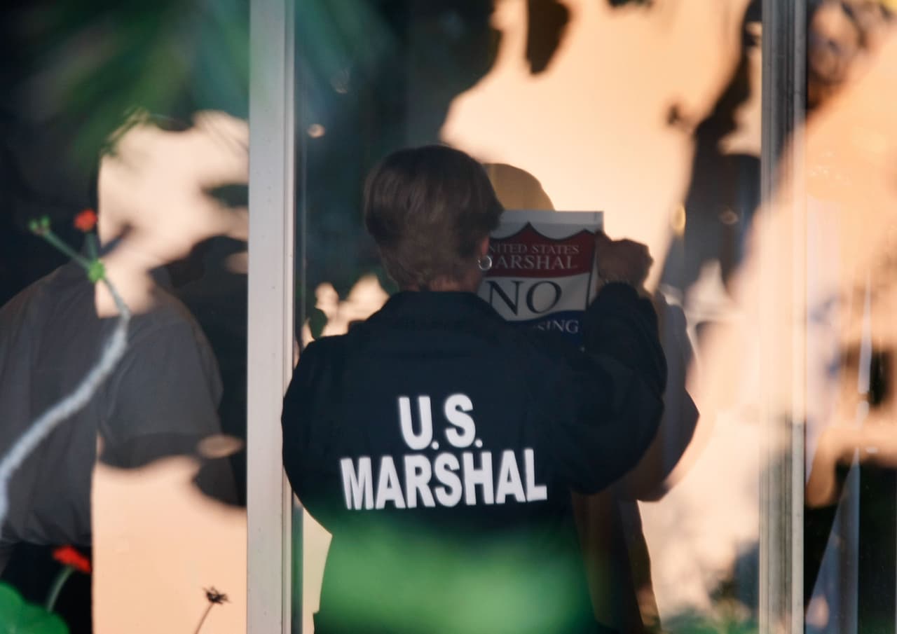 Para contactar a 
<b>U.S. Marshals</b>:
<br>
<u>California</u>: 213-894-6820
<br>
<u>Phoenix</u>, Arizona: 602-382-8768 (Oprime 0)
<br>
<u>Tucson</u>, Arizona: 520-879-6900 (Oprime 0)
<br>
<u>Texas</u>: 713-718-4800.
<br>
<br>Número nacional de 
<b>ICE</b>: (888) 351-4024
<br>
<u>California</u>: (213) 830-7911
<br>
<u>Arizona</u>: (602) 766-7030
<br>
<u>Florence</u>, Arizona: (520) 868-8383
<br>
<u>Eloy</u>, Arizona: (520) 464-3000
<br>
<u>Dallas</u>, Texas: (214) 424-7800
<br>
<u>Houston</u>, Texas: (281) 774-4816
<br>
<u>El Paso</u>, Texas: (915) 225-1901
<br>
<u>San Antonio</u>, Texas: (210) 283-4750.