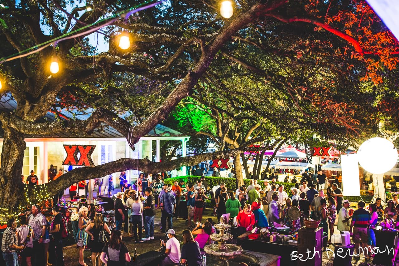 <h2 class="cms-H2-H2">Taste of the Republic</h2>
<br>
<ul>
 <li class="li1">Cuándo: 24 de abril</li>
</ul> 
<ul>
 <li class="li1">Hora: 17:00 - 21:00 horas</li>
</ul> 
<ul>
 <li class="li1">Dónde: Jack Guenther Pavilion at the Briscoe, 210 W Market St</li>
</ul> 
<ul>
 <li class="li1">Qué es: Evento culinario VIP que consiste en 12 chefs representando las 6 regiones culinarias de Texas. Habrá cocktails y cata de vinos. </li>
</ul>
<ul>
 <li>Costo: 150 dólares</li>
</ul>