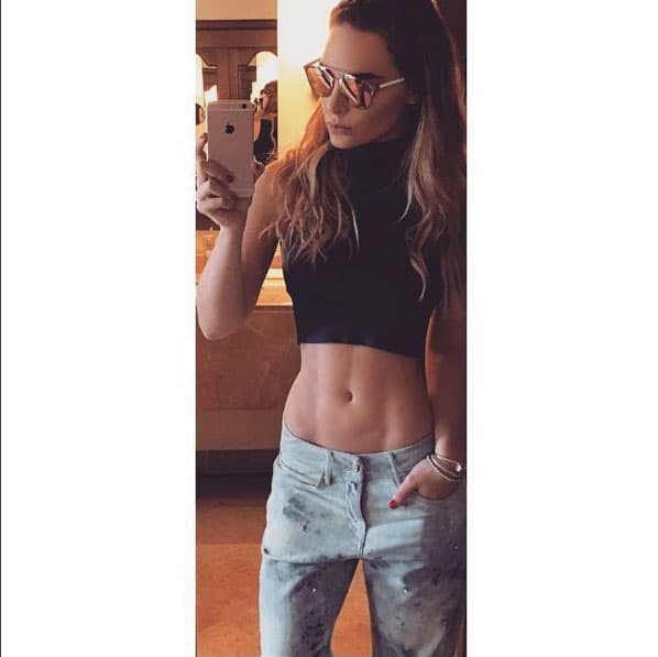 Belinda sigue presumiendo su esbelta figura en redes sociales, con esta foto consintió a sus fans para mostarles su abdomen.