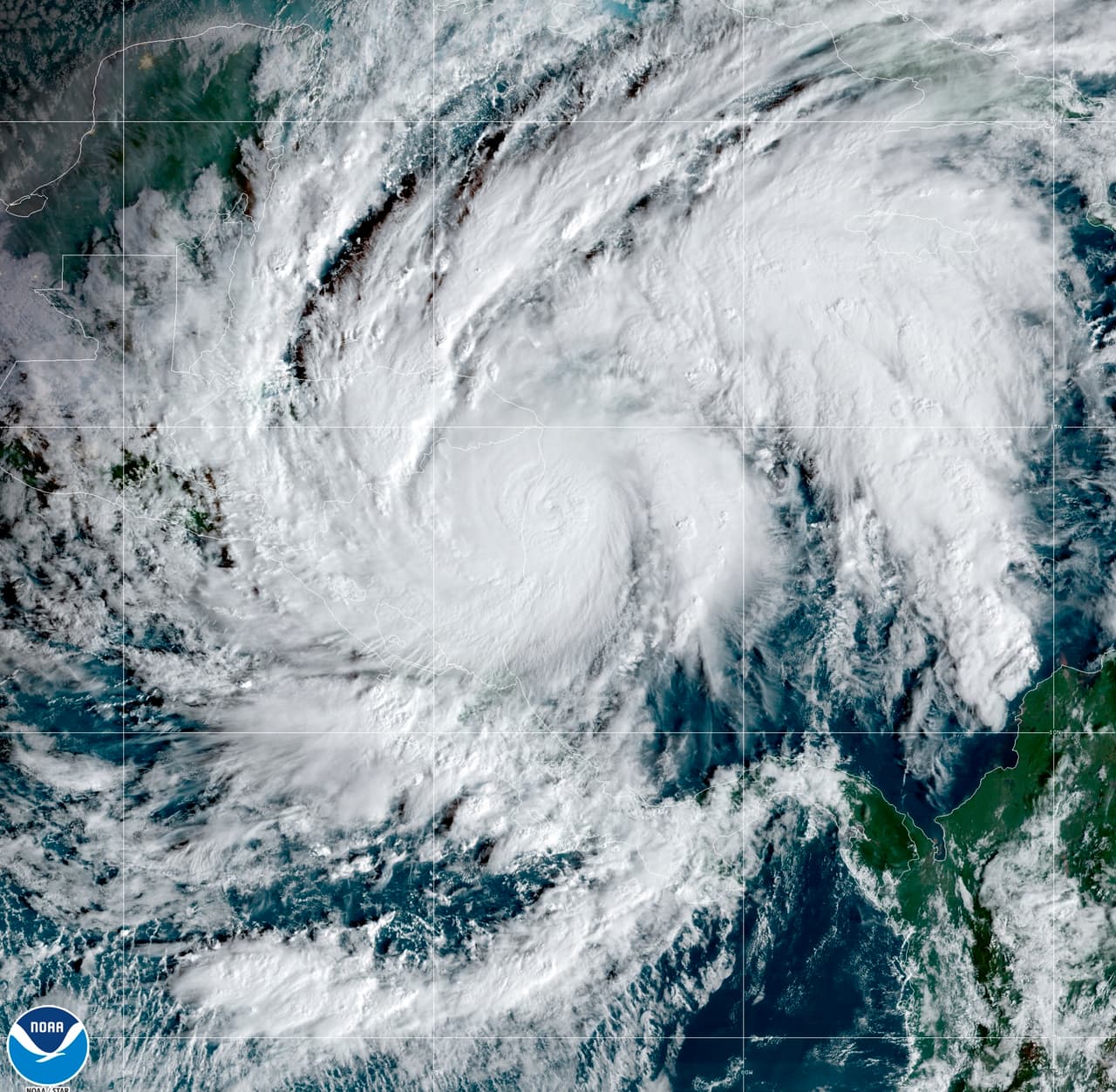 Imágen de satélite tomada este martes por la Oficina Nacional de Administración Oceánica y Atmosférica de Estados Unidos en la que se observa Eta a su llegada a Nicaragua.