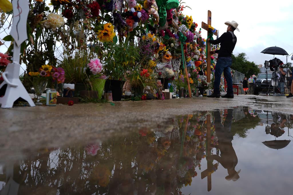 Este mismo domingo, 
<b>Roberto Márquez colocó una nueva cruz</b> en el tributo a las víctimas de las inundaciones del 4 de julio, en Kerrville.