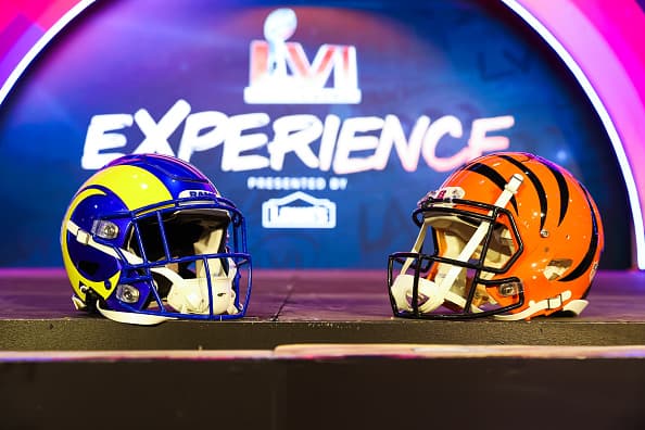 <b>¿Cuánto cuesta un puesto de estacionamiento para el Super Bowl?</b>
<br>Si bien el SoFi tiene capacidad en sus lotes de estacionamientos, los precios se pagan por separado a los boletos. Muchos de los puestos de estacionamiento se rentan originalmente entre $300 a $400. Sin embargo, los revendedores están elevando los precios a $4,800.
<br>