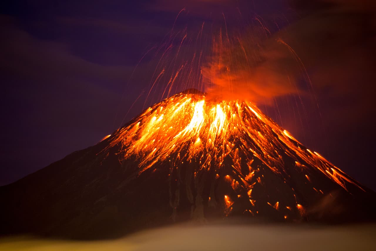 La erupción volcánica consiste en la liberación de lava y gas de un volcán que puede ser explosiva o no. Los volcanes explosivos son mortales y peligrosos, causando la muerte de personas y la destrucción de propiedades por valor de millones. 
<br>
<br>La explosión destruye las nubes y la tierra caliente que fluye de los costados del volcán. El mundo ha vivido muchos volcanes catastróficos, pero, de acuerdo con el sitio moneyinc., pocos pueden compararse a estos diez.