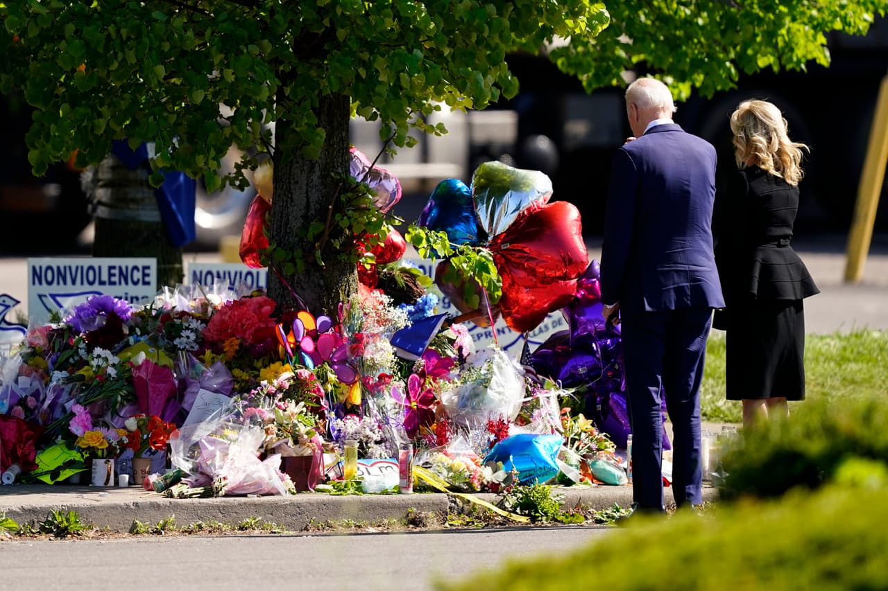 Ya en Buffalo, Biden y su esposa se unieron con una ofrenda floral al improvisado memorial por las víctimas del ataque de un supremacista blanco en un supermercado de una comunidad de mayoría negra.