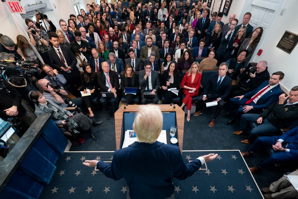 La segunda presidencia de Trump se ha caracterizado por el uso intensivo de los medios para difundir el mensaje presidencial, aunque sin responder muchas veces la interpelación de la prensa. Las redes sociales oficiales han dejado de tener el aire institucional del pasado reciente para convertirse en efectivas armas de propaganda al estilo electoral.