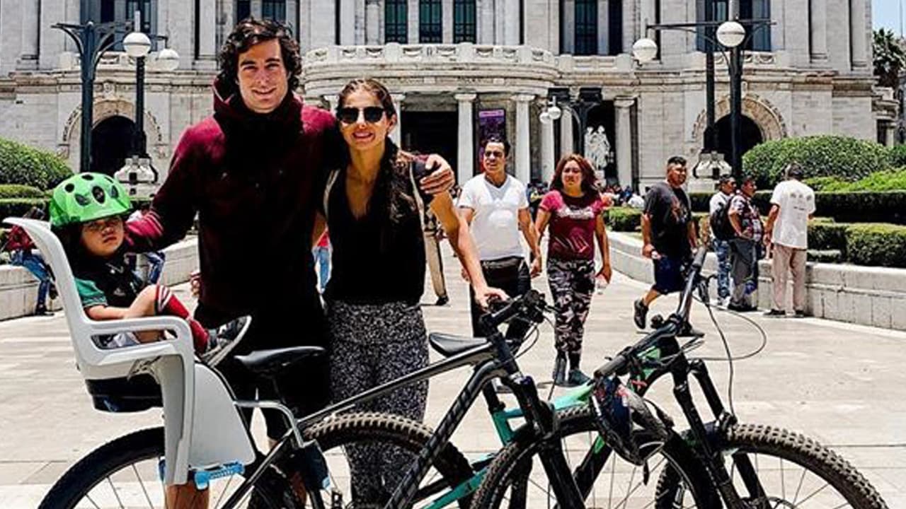 Danilo Carrera ya pasea como en familia con Michelle Renaud y su hijo en bicicleta