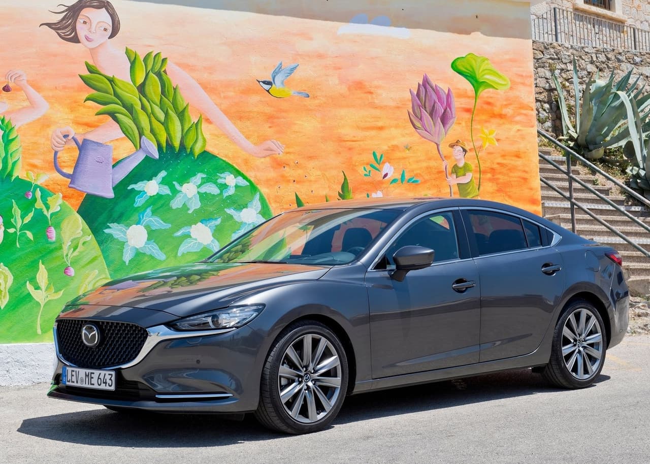<h3 class="cms-H3-H3"><b>7. Mazda 6</b></h3>
<br>
<br>El Mazda 6 se une a la larga lista de sedanes que han pasado por la guillotina en los últimos años. Una decisión hasta cierto punto rara, pues en la actualidad se mantiene como una de las opciones más sólidas del segmento. Algunos piensan que este modelo volverá más adelante en forma de un carro de características más deportivas acompañado también de una variante electrificada. 
<br>