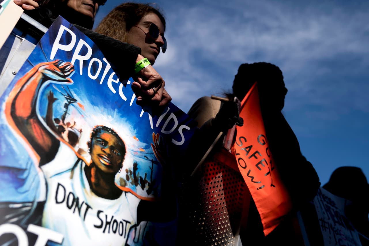 “Protejan a nuestros niños”, una de las demandas recurrentes de los activistas por el control de armas en la marcha de Washington DC.