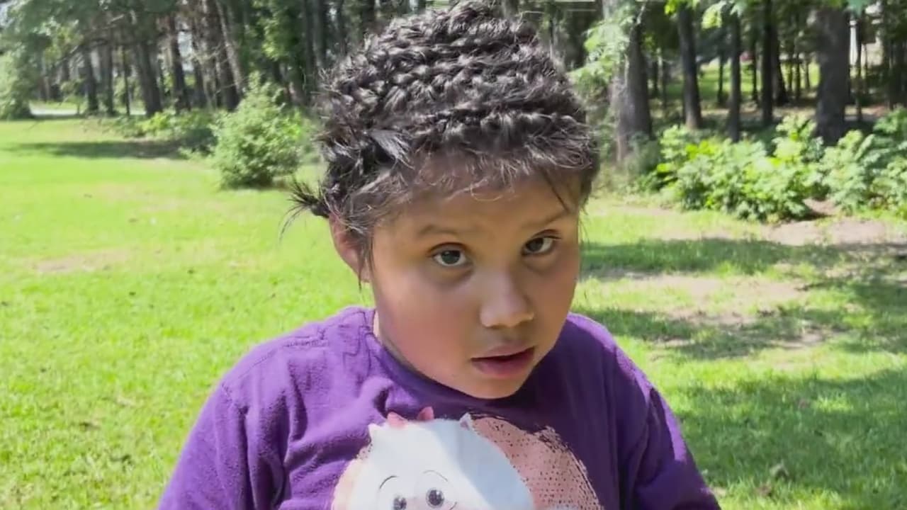 Niña hispana con autismo y huérfana podría enfrentar una deportación: “ICE vino buscándola”