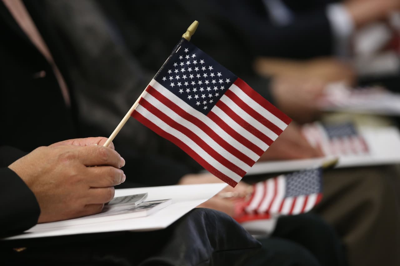 Quienes tienen una visa de no inmigrante y quieren extender su estatus, ahora tienen que demostrar que no han recibido beneficios públicos sobre la cantidad permitida. 
<br>
