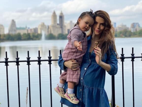 <b>Claudia Álvarez</b>
<br>La actriz mexicana está aprovechando su retiro temporal para disfrutar al máximo a su hija: 
<a href="https://www.univision.com/famosos/todo-esto-ha-desencadenado-el-nacimiento-de-kira-rovzar-la-primogenita-de-claudia-alvarez-fotos">Kira Rovzar</a>. Por ese motivo vacacionaron en Nueva York.