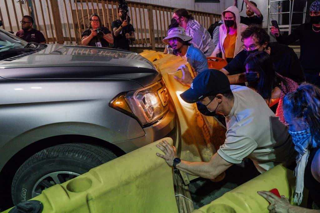 En medio de la tensión, informes de prensa aseguraron que 
<b>agentes de ICE utilizaron tasers para contener a quienes protestaban </b>en el exterior.