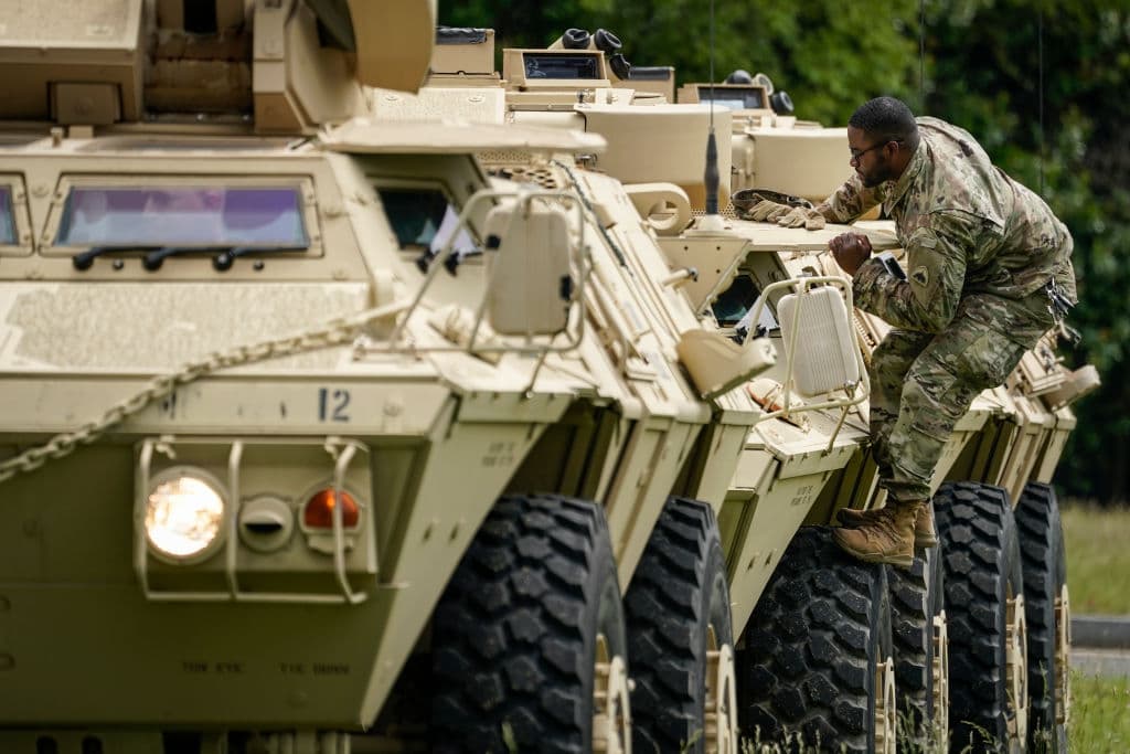 En lugar de llamar a la unidad y tratar de calmar los ánimos, 
<a href="https://www.univision.com/noticias/elecciones-en-eeuu-2020/trump-lanza-amenazas-imprecisas-de-militarizar-al-pais-en-un-incendiario-mensaje-desde-la-casa-blanca" target="_blank">Trump dio un discurso incendiario</a> de unos ocho minutos en los que acusó de los desmanes a una supuesta "izquierda radical" y 'Antifa' (etiqueta con la que se llama a ciertos manifestantes antifascistas de extrema izquierda).
<br>