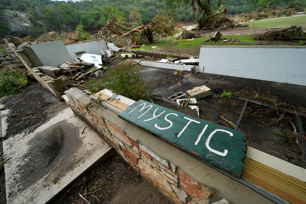 Las inundaciones convirtieron un querido campamento de Texas en una pesadilla: 11 niñas siguen desaparecidas