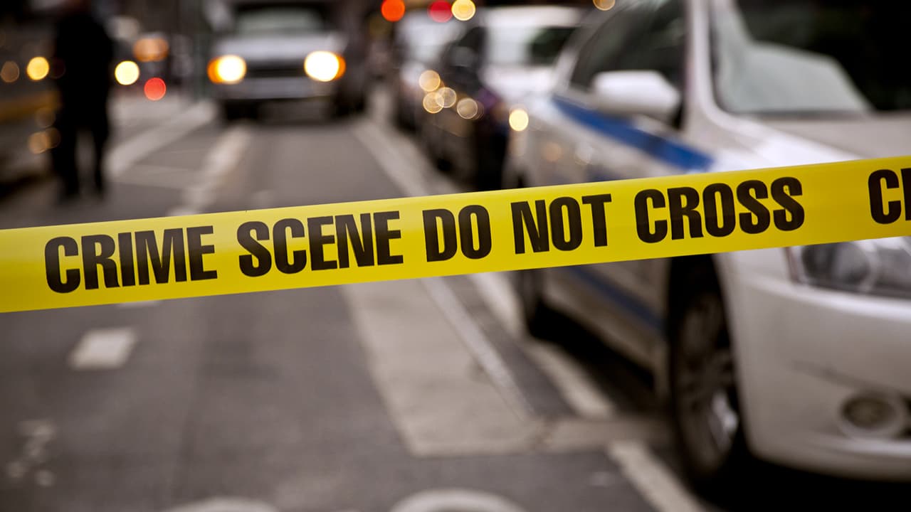 Hombre armado con dos cuchillos se atrinchera en su departamento y toma a dos familiares como rehenes