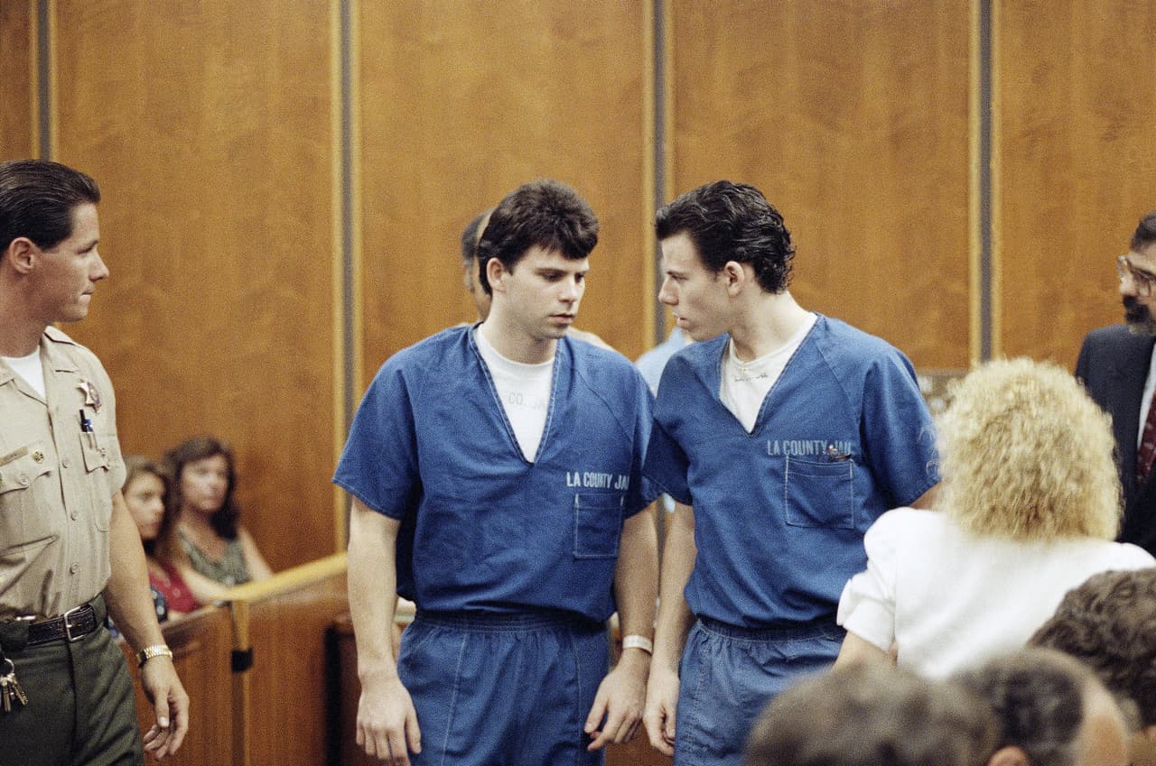 <h2 class="cms-H2-H2">Separan de prisión a los hermanos Menéndez</h2>
<br>
<br>
<b>1996: </b>Tras la sentencia, los hermanos son enviados a prisiones separadas. Lyle a Mule Creek y Erik es enviado a Pleasant Valley a cumplir con sus condenas.