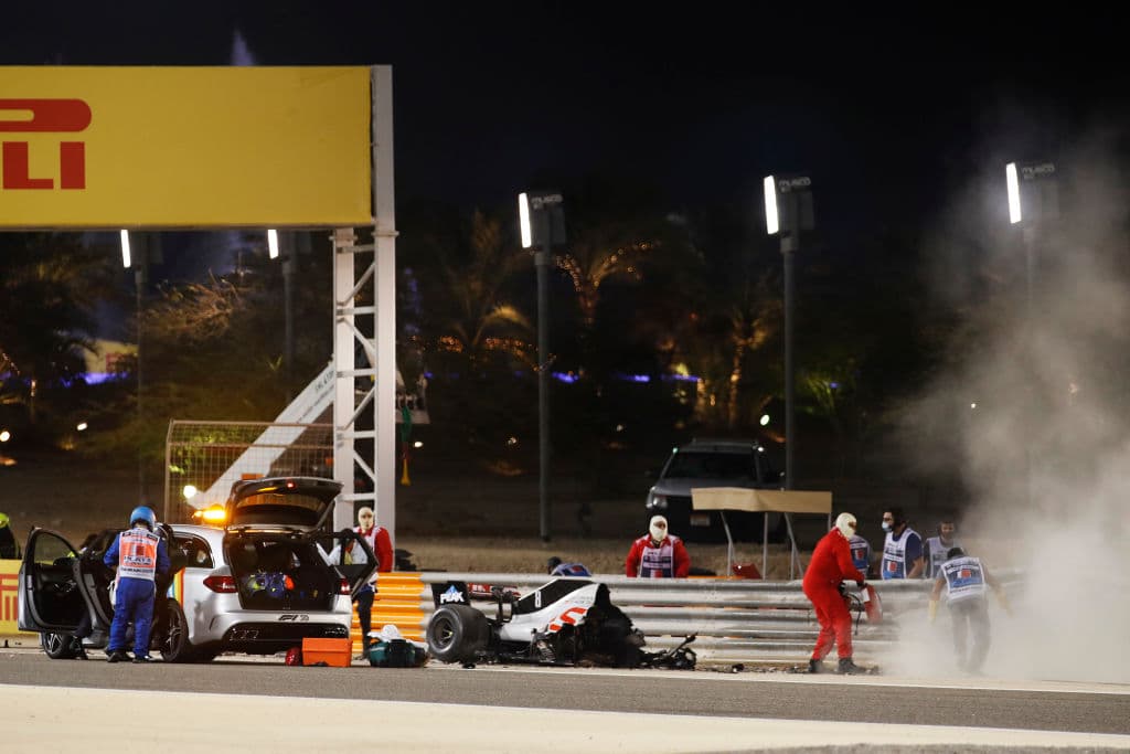 Romain Grosjean perdió el control de su monoplaza tras rozar su llanta con otro piloto y se impactó con una barda. El piloto francés logró salir ileso de su auto en llamas con leves quemaduras en manos y pies durante el Gran Premio de Barein en la Formula 1.