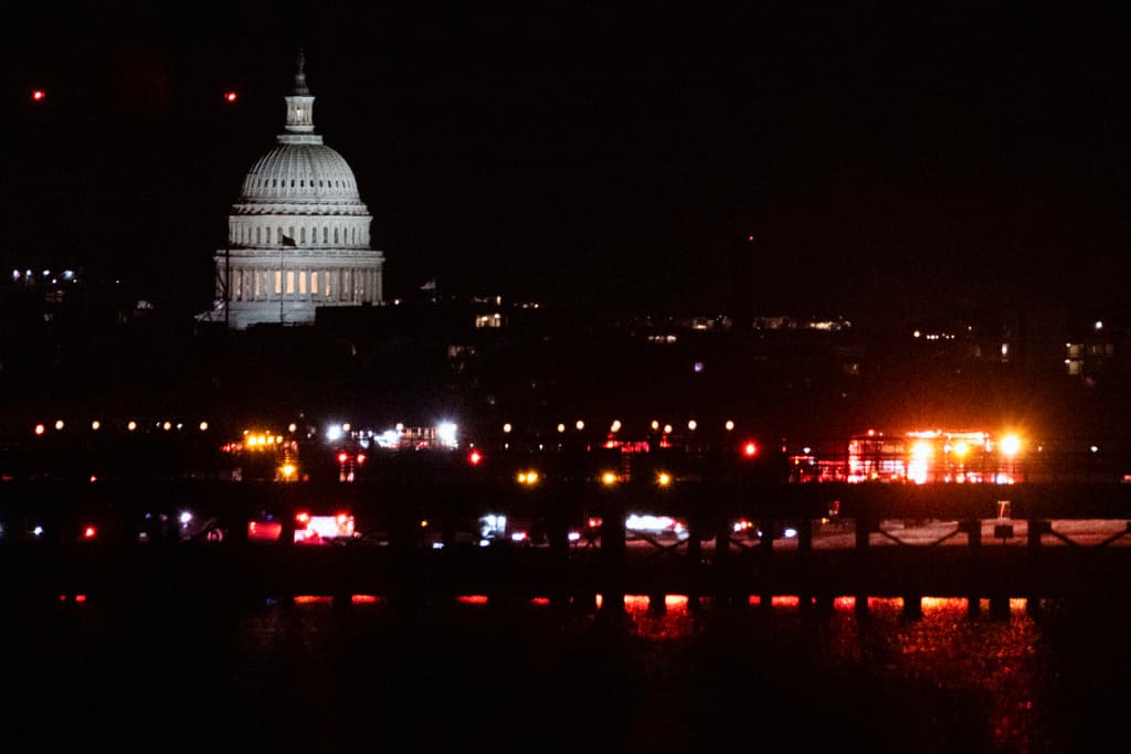 El presidente Donald Trump dijo que había sido "completamente informado sobre este terrible accidente" y, refiriéndose a los pasajeros, agregó: "Que Dios bendiga sus almas".
<br>