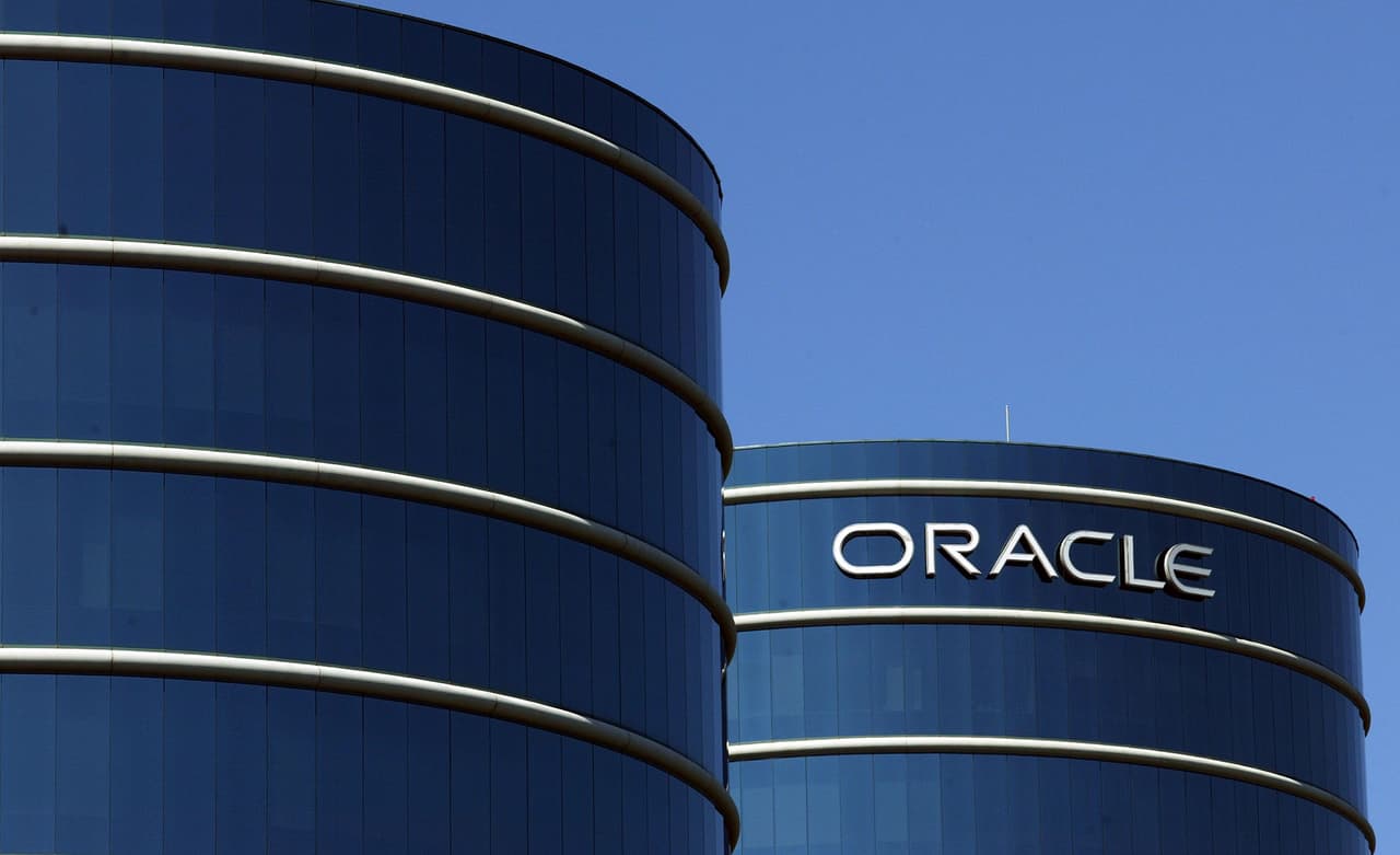 <b>Oracle</b>
<br>La compañía está trasladando su sede de Redwood City, California, a Austin, aunque planifica mantener una presencia en California. 
<br>
<br>“Oracle es un gigante de la tecnología global con una fuerte presencia aquí en Texas, y estamos orgullosos de darle la bienvenida a su sede en Austin. Si bien algunos estados están ahuyentando a las empresas con altos impuestos y regulaciones de mano dura, seguimos viendo una ola de empresas como Oracle que se mudan a Texas gracias a nuestro clima empresarial amigable, los bajos impuestos y la mejor fuerza laboral del país", indicó el gobernador.