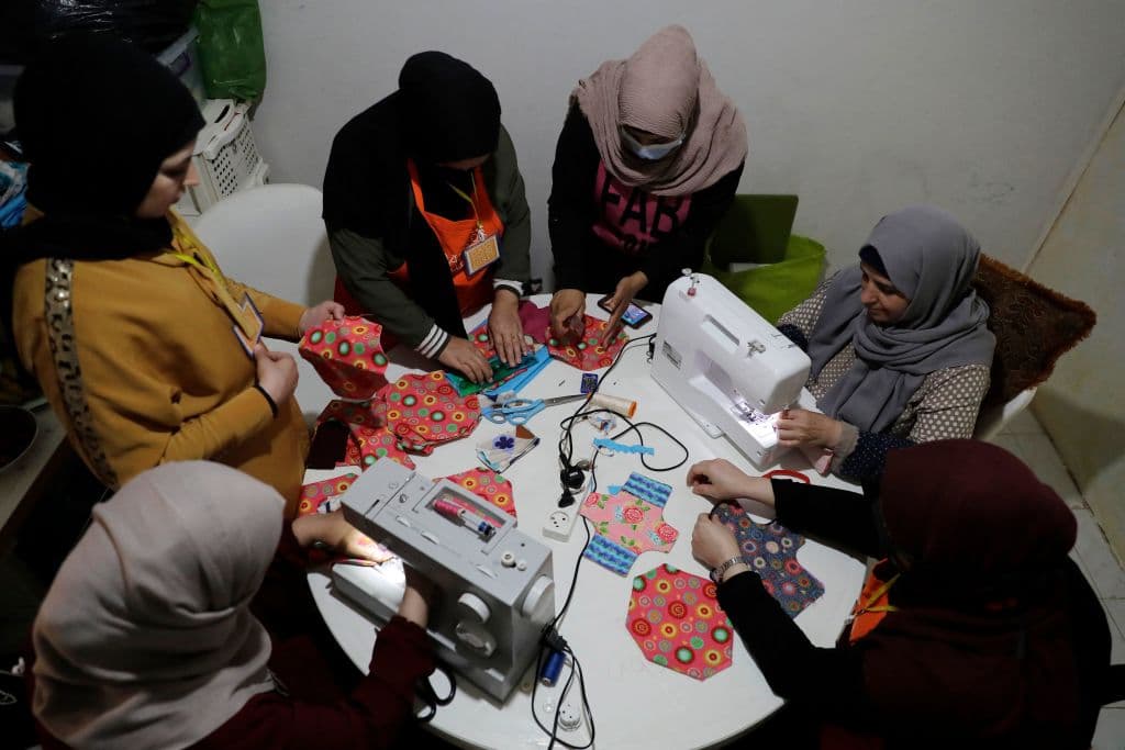 En otros lugares del mundo, organizaciones sin fines de lucro enseñan a mujeres refugiadas a 
<b>confeccionar toallas reusables</b> debido al altísimo coste que llegan a alcanzar estos productos en su versión comercial, como ocurrió en 2021 en Líbano.
