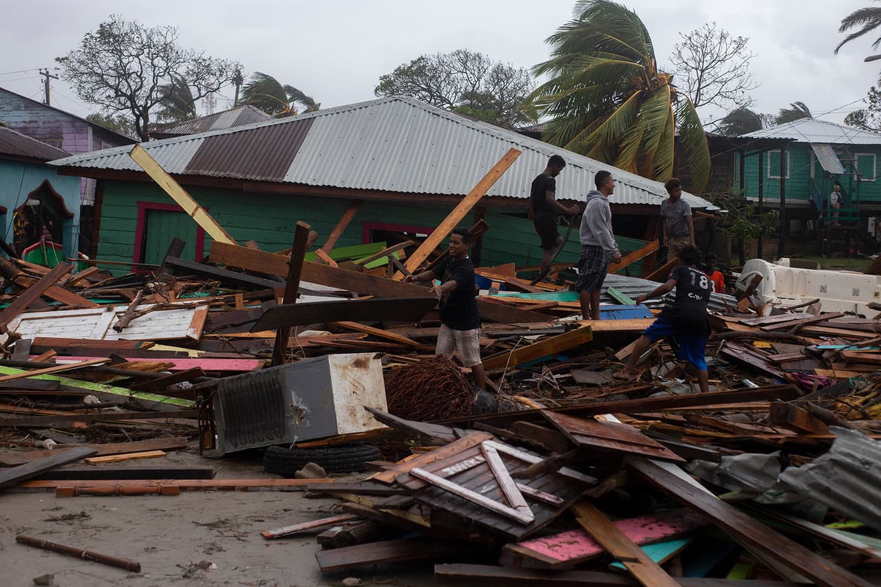 El ciclón Iota, que 
<a href="https://www.univision.com/noticias/meteorologia/arranca-techos-como-si-fueran-de-carton-iota-azota-una-comunidad-de-nicaragua-golpeada-antes-por-eta">tocó tierra en Nicaragua este martes siendo categoría 4</a>, dejó seis muertos en ese país, dos de ellos niños, además de dos en el archipiélago colombiano de San Andrés, Providencia y Santa Catalina, uno en Panamá y otro en El Salvador.