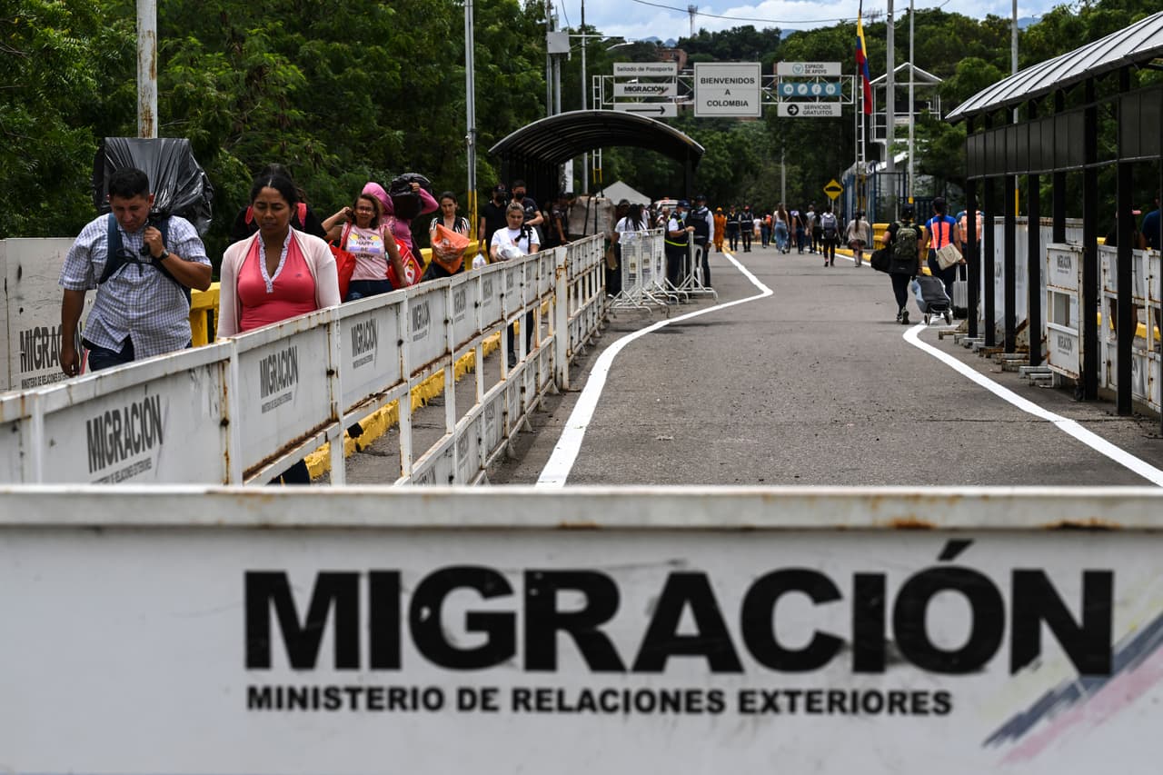 Uno de los principales retos que tienen los gobiernos será controlar el contrabando y garantizar la seguridad en la frontera, donde hay presencia de grupos armados ilegales como la guerrilla Ejército de Liberación Nacional, el Clan del Golfo y las disidencias de las extintas Fuerzas Armadas Revolucionarias de Colombia (FARC). La Dirección de Impuestos y Aduanas Nacionales (DIAN) de Colombia indicó a AP que la activación de las operaciones aduaneras estará controlada por la policía fiscal y aduanera.
<br>