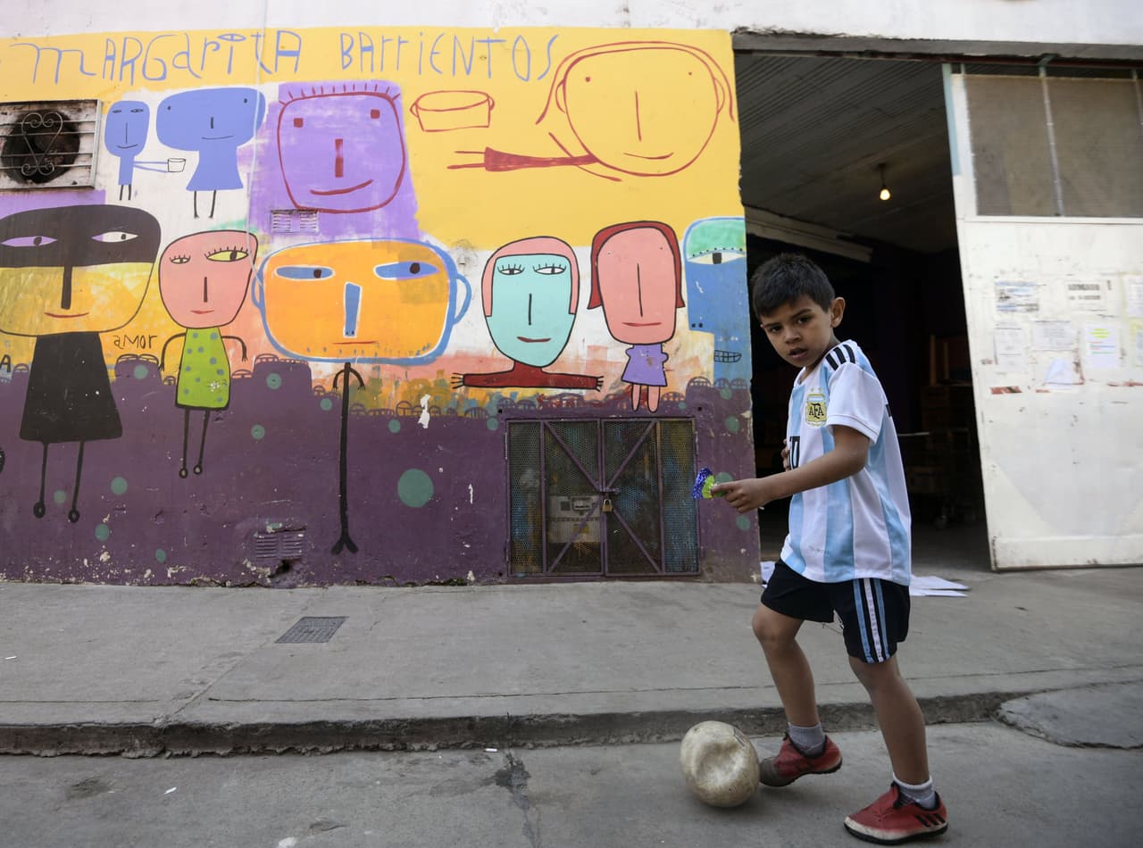 "Es terrible dormir en la calle por primera vez en tu vida": las familias empujadas a la calle en una Argentina empobrecida