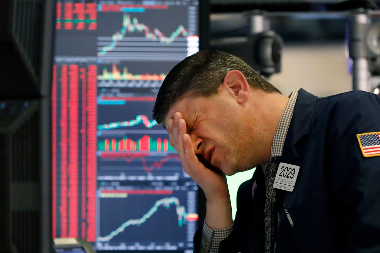 <b>Declaración de pandemia y caída histórica de Wall Street (11 de marzo)</b>. La OMS declaró oficialmente al covid-19 como una pandemia y ese mismo día el índice Dow Jones de Wall Street bajó 1,400 puntos en respuesta a la incertidumbre de los inversionistas. Dos semanas después Trump firmó una ley para incorporar dos mil millones de dólares de incentivos a la economía.